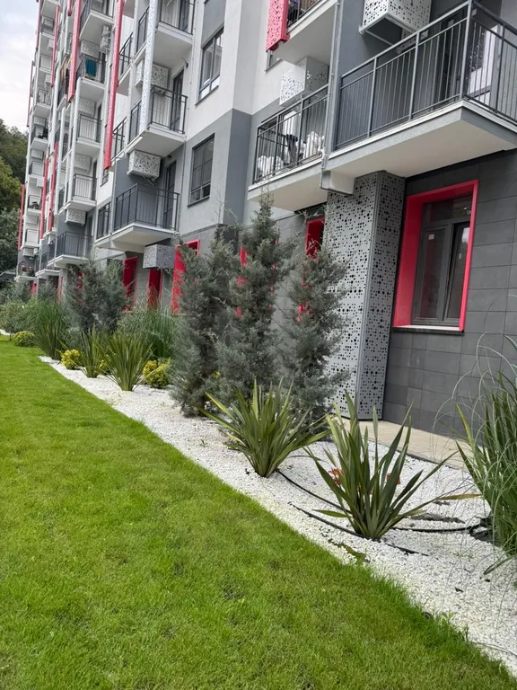 Уютная новая квартира с дизайнерским ремонтом с изолированной спальней