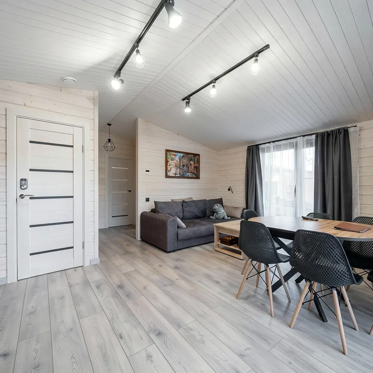 Новый домик в лесу у залива