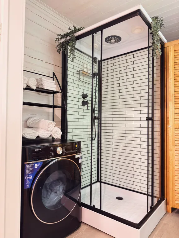 Белый дом и сосны