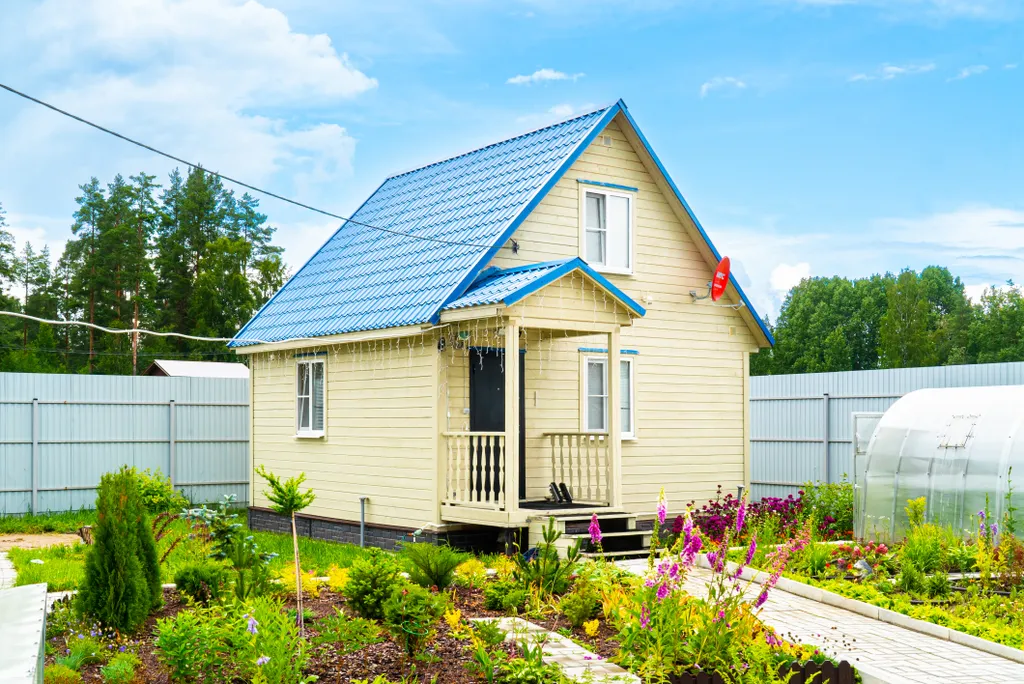 Двухэтажный домик в тихой деревне вблизи леса и озера, сауна в доме, сад