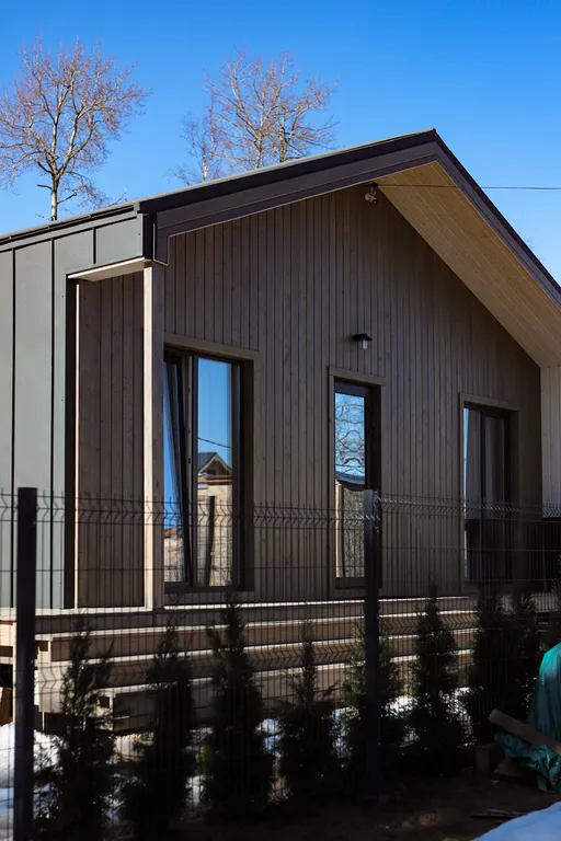 Уютный дом с панорамными окнами и видом на лес