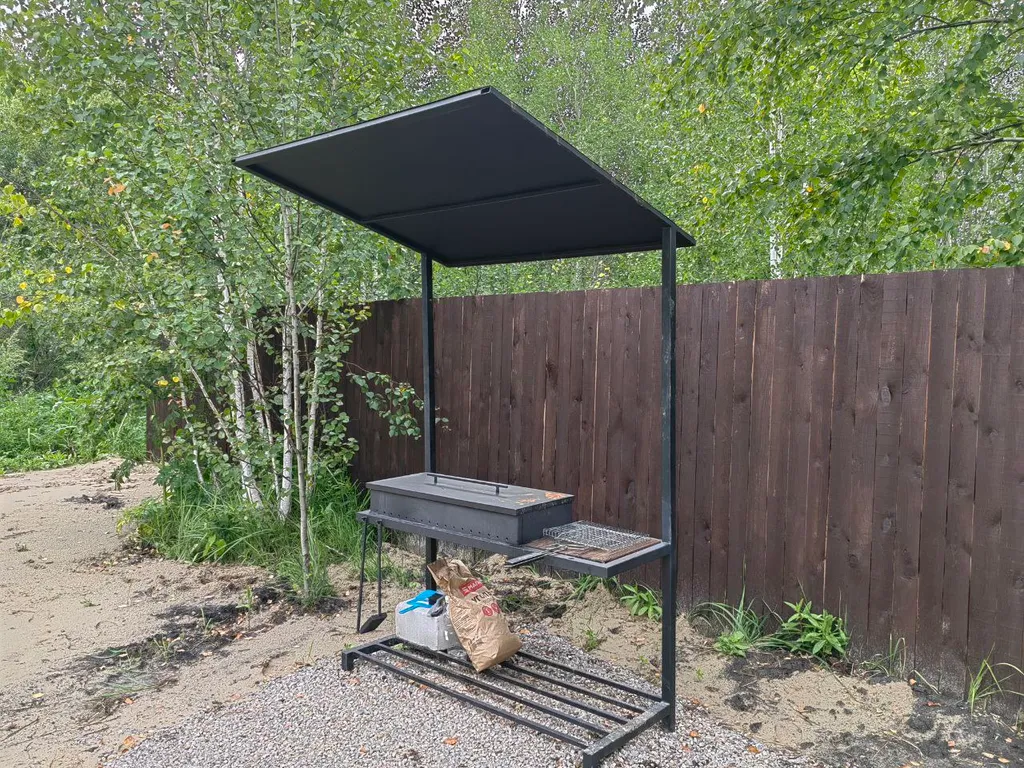 Уединенный домик возле леса