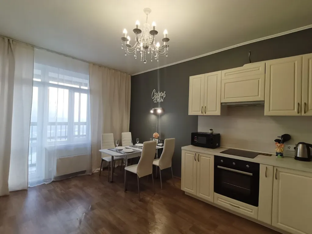 Большая двухкомнатная квартира с панорамным балконом