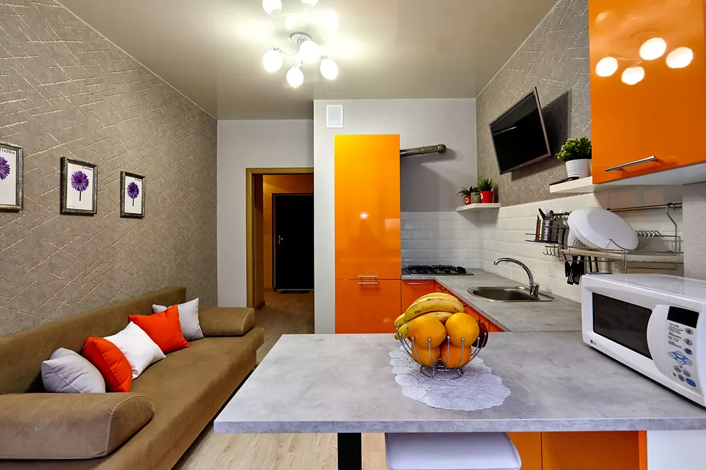 Апартаменты Оранж с диваном в кухне-гостиной