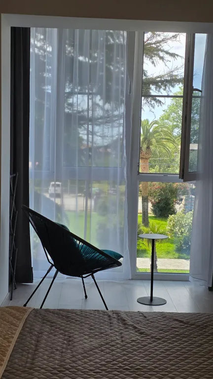 Уютная светлая квартира на берегу моря в центре