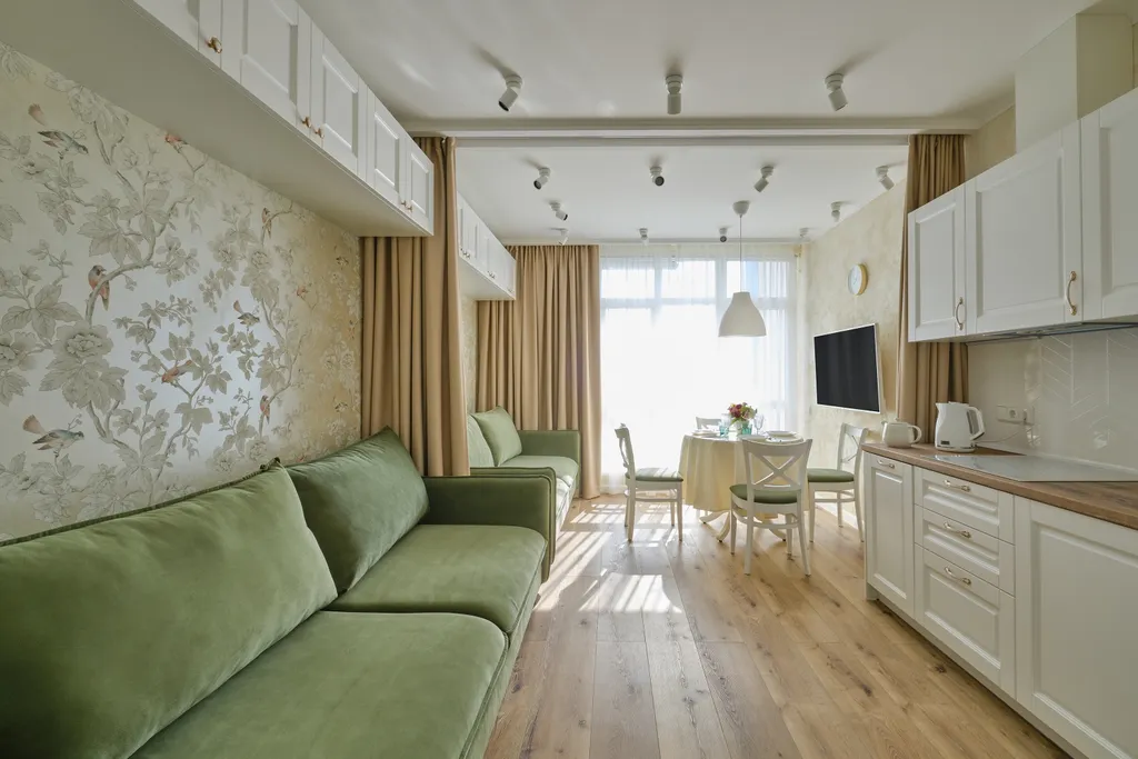 Квартира с дизайнерским ремонтом и видом на горы на побережье