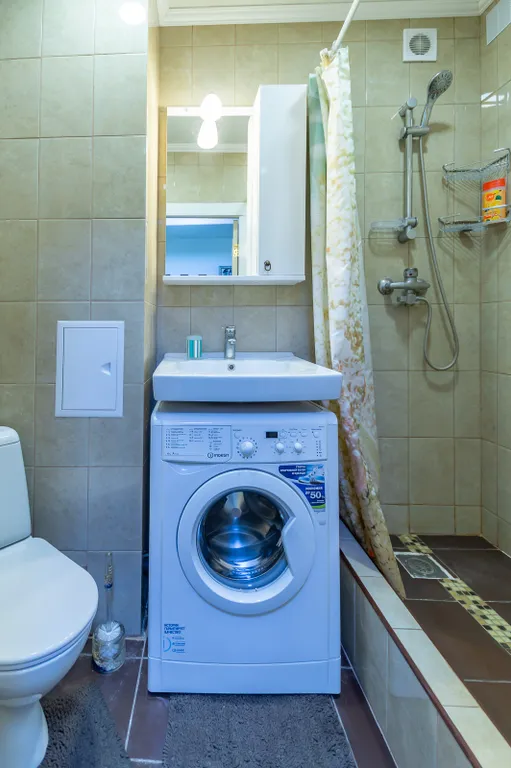 Истомáн для двоих с видом на город