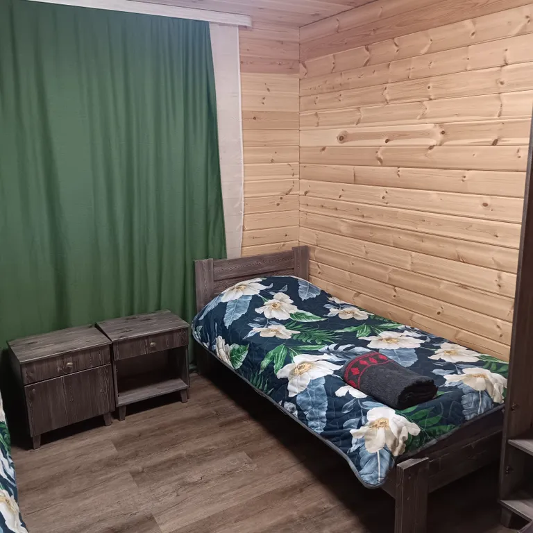 Дом на песчаном берегу озера