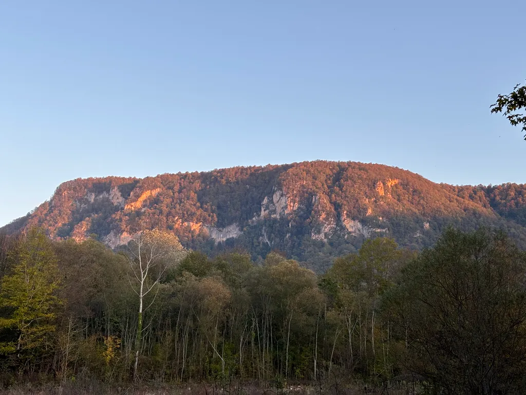 Дом афрейм с видом на горы и пруд