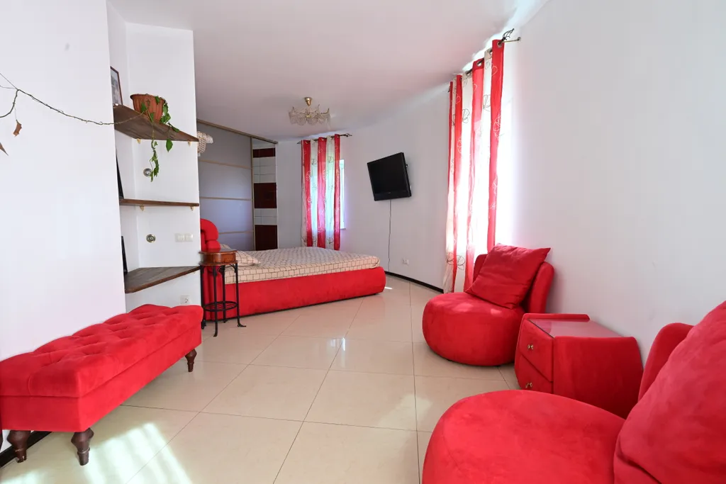 Шикарный коттедж с уютным средневековым интерьером