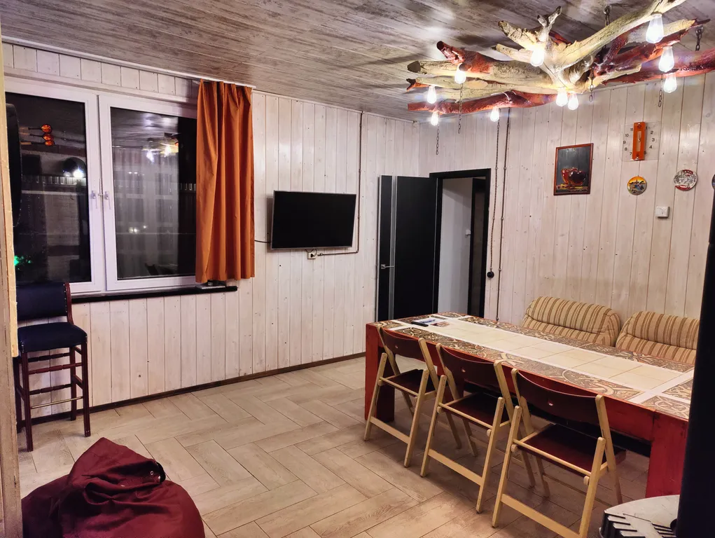 Современный дом с уличной подогреваемой купелью и сауной