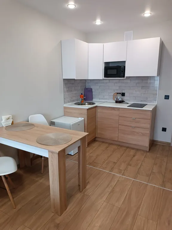 Уютная, чистая студия с красивым видом из окна