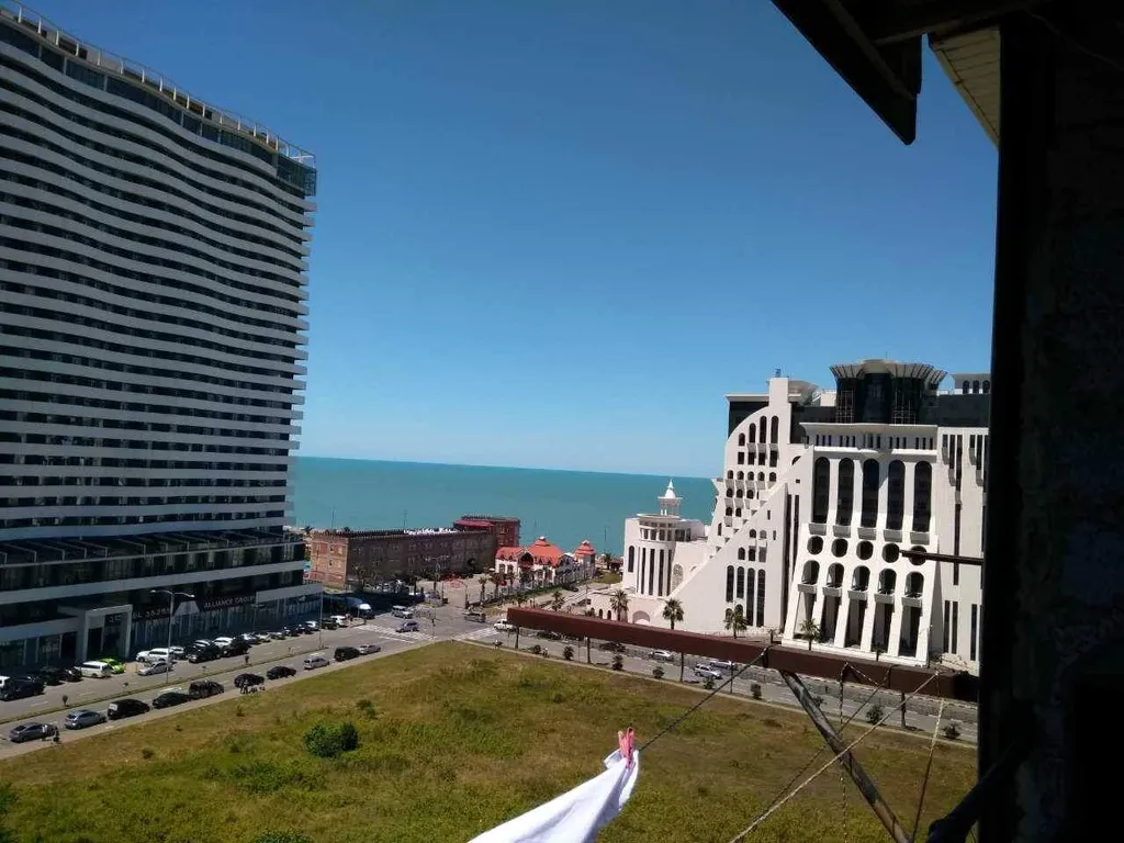 Квартира 3-комнатная Квартира — Батуми