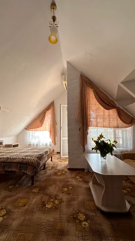 Благоустроенная комната в коттедже с двумя балконами и видом на море.