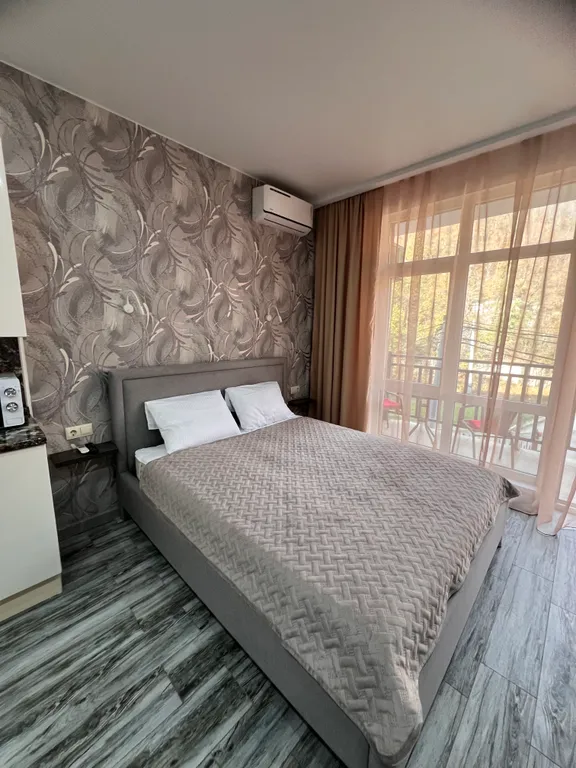 Укомплектованная студия с балконом