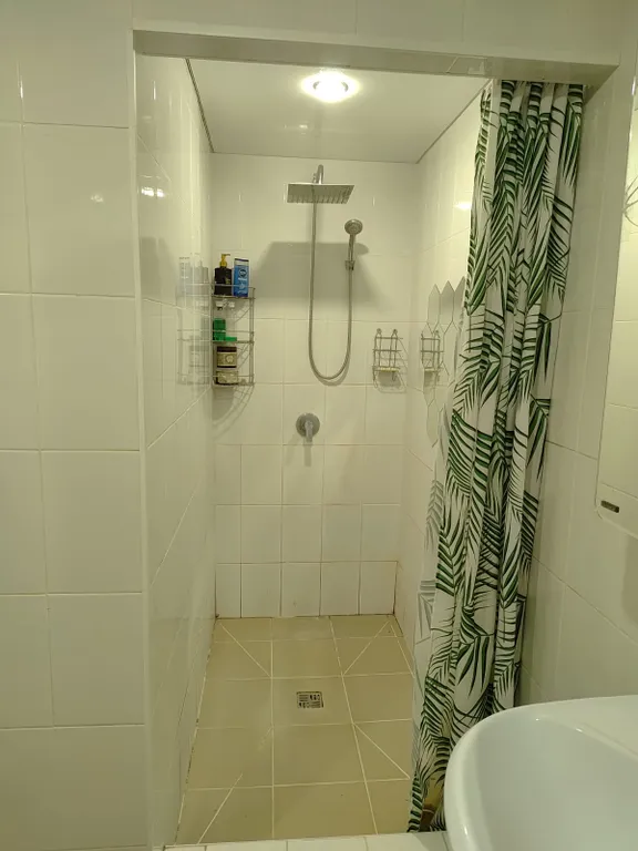 Дом с баней и пирсом на берегу пруда