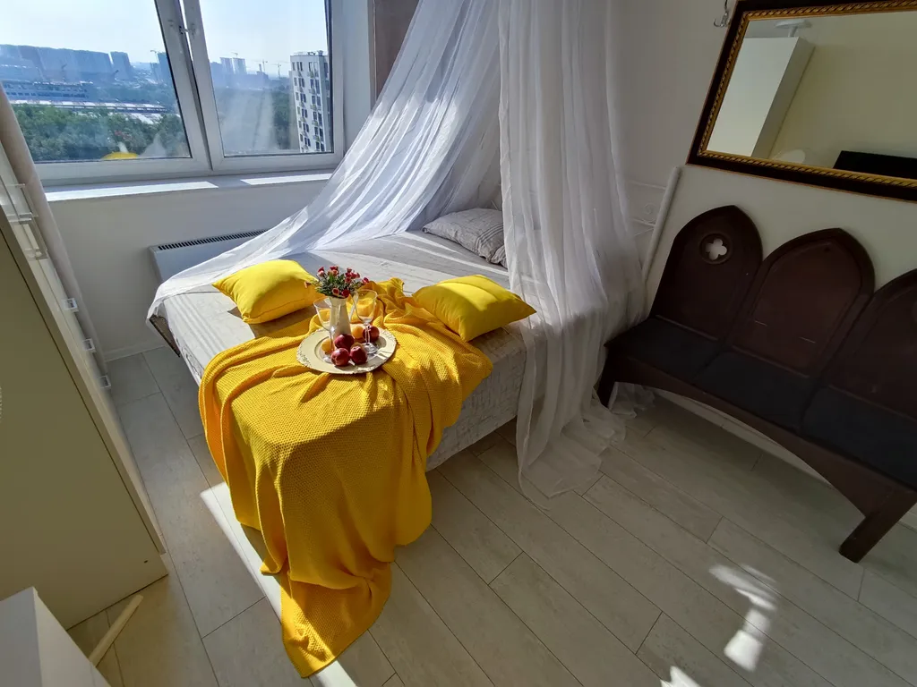 Квартира с балдахином натуральная мебель готика