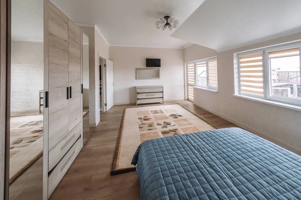 Дом с бассейном в тихом месте, недалеко от моря