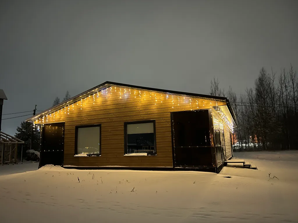 Уютный домик на берегу реки