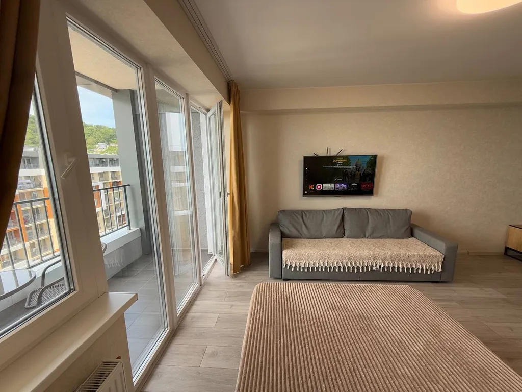 Ретро студия с панорамными окнами с видом на море, бассейн