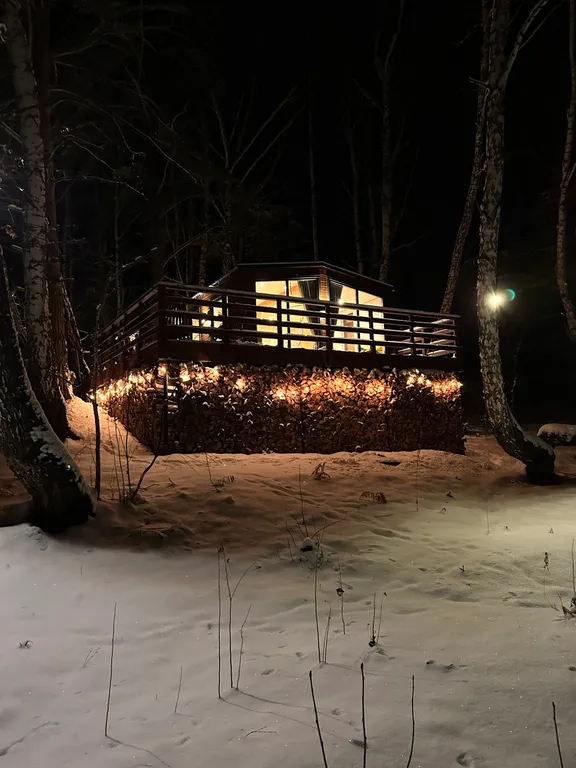 Уютный домик на берегу реки