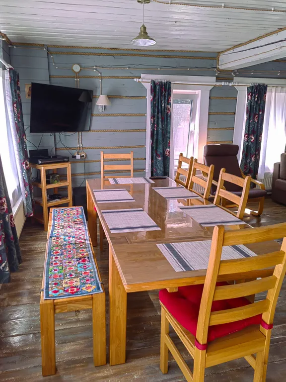 Красивый дом с камином на берегу живописной реки