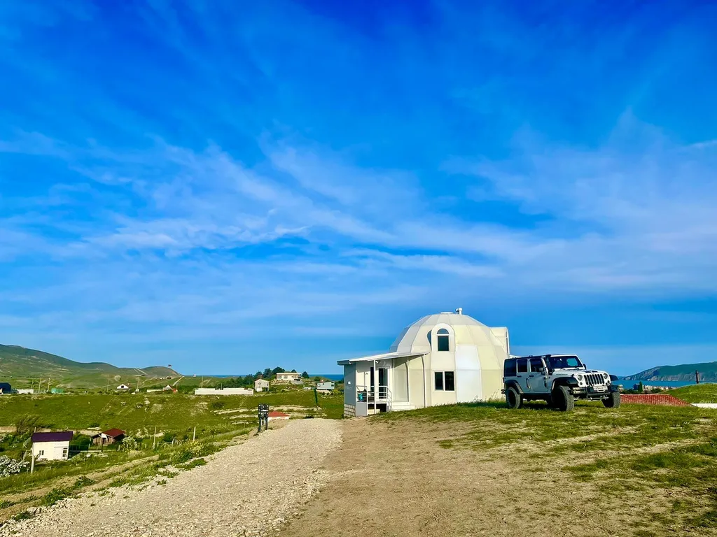 Купольный дом с видом на горы и море