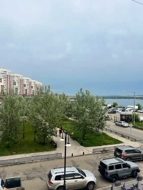 Студия на берегу Ангары с видом на красивый сквер и реку