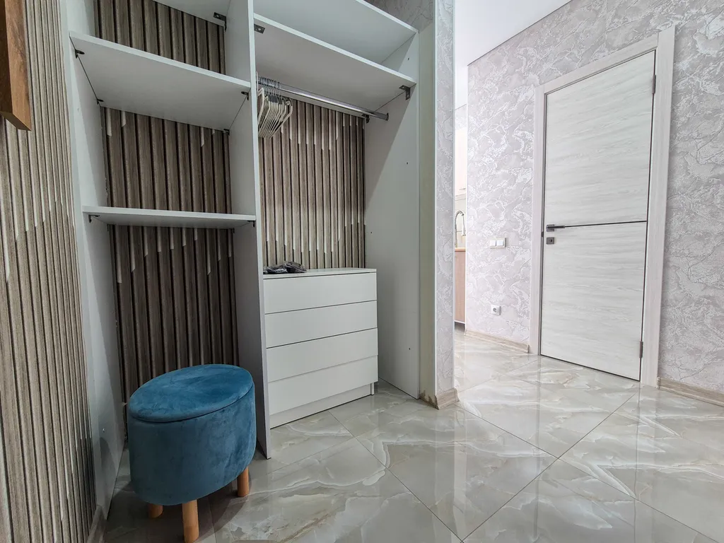 Просторная студия с балконом