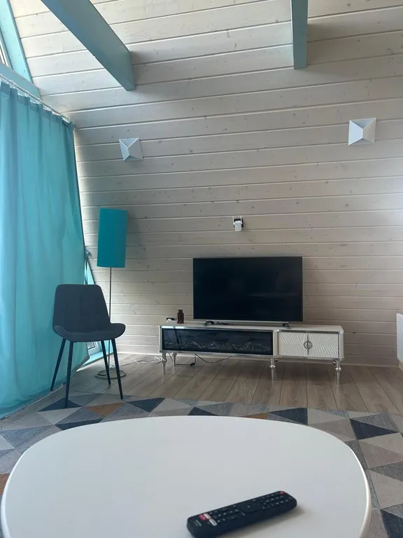 Дом-шалаш на берегу озера