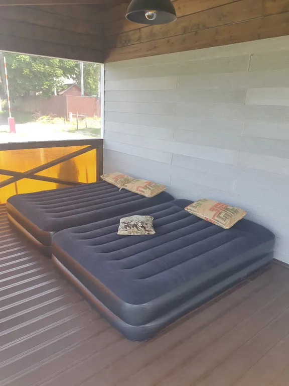 Дом с террасой на берегу реки Кобонка