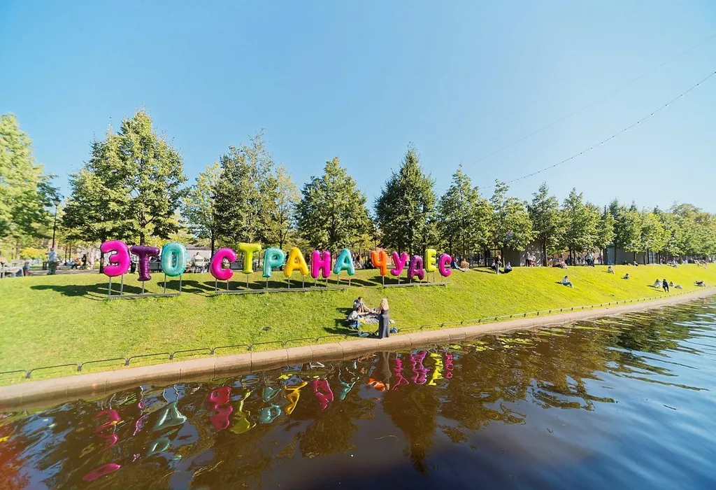 В центре, с видом на Адмиралтейский канал и "Новую Голландию"