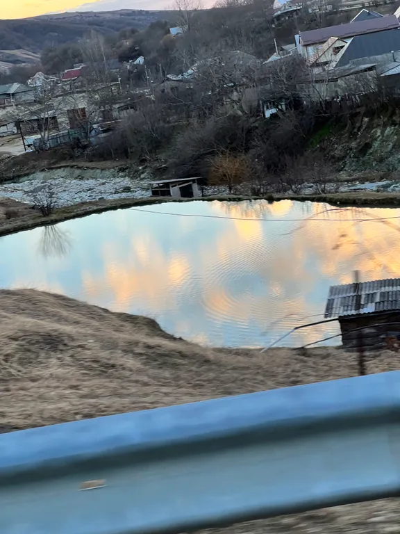 Домик на холме с видом на лес и горы