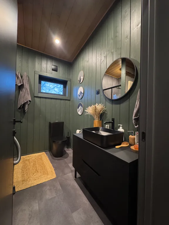 Дом у ручья в лесу