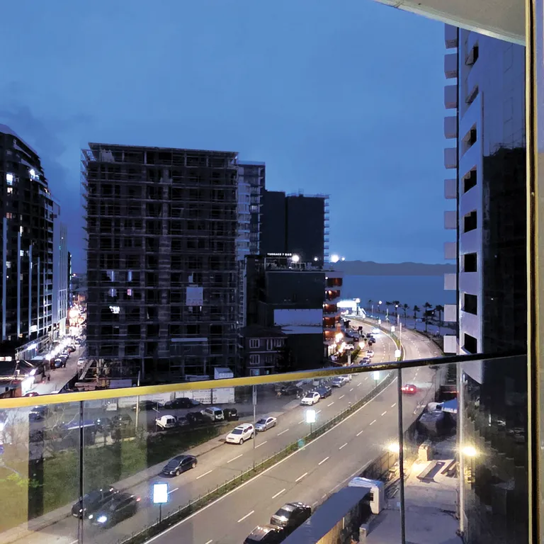 Просторная квартира в 10 метрах от моря и пляжа. Batumi View