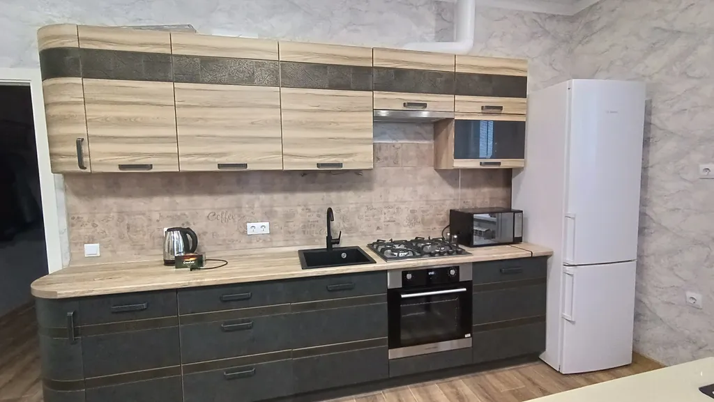 Трёхкомнатный новый коттедж в черте города с бассейном