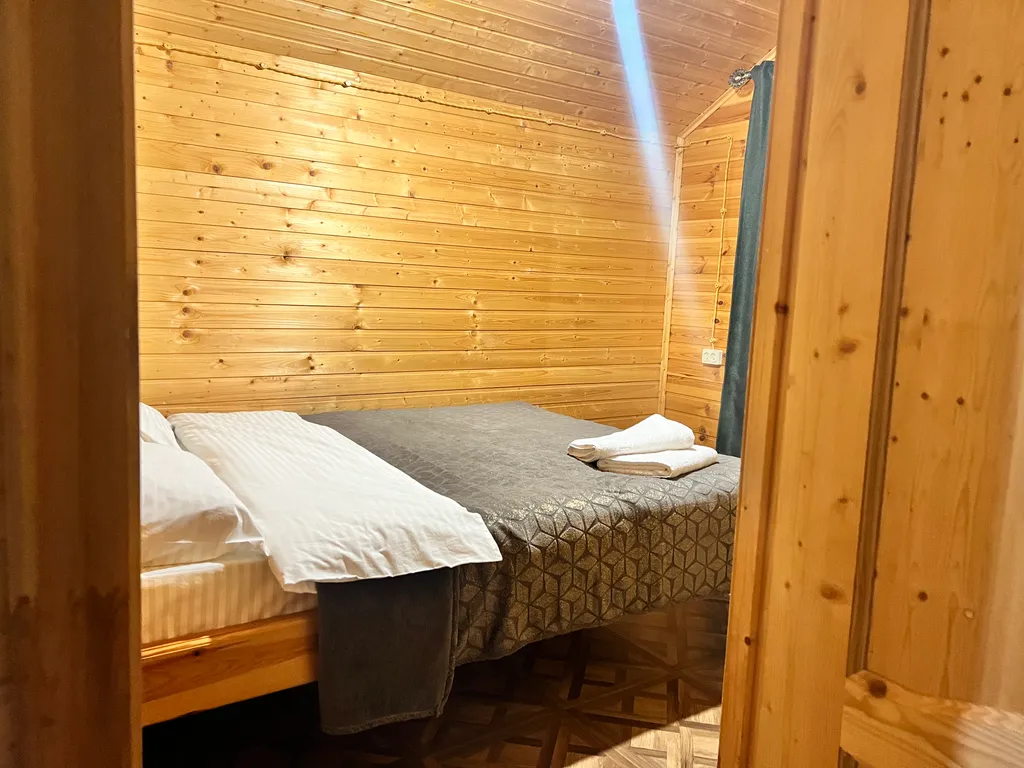 Домик на берегу реки