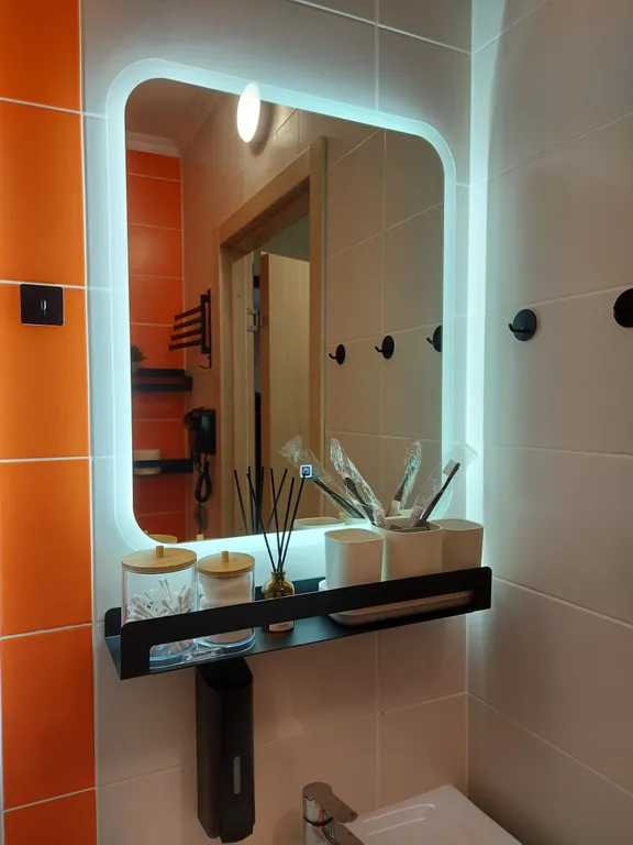 Студия с барной стойкой у окна