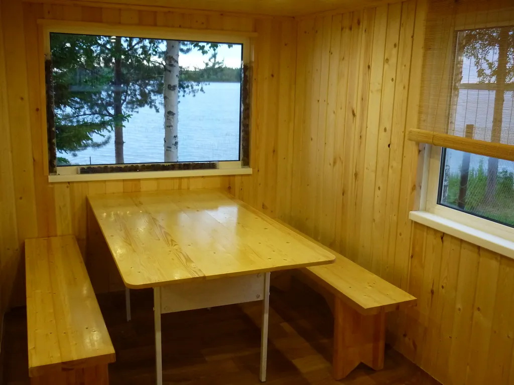 Дом на берегу с баней и лодкой