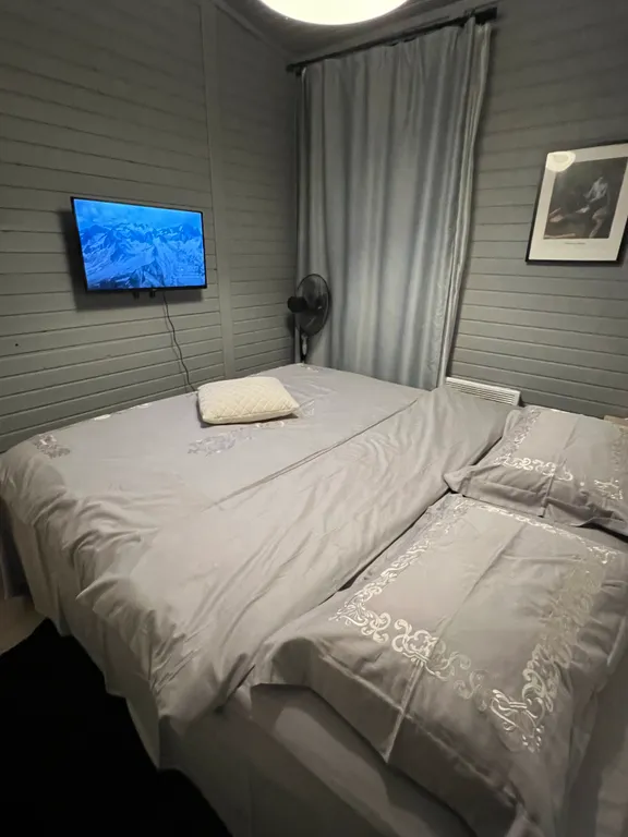 Новый уютный дом с отдельной территорией в центре города.