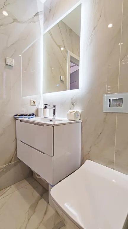 Красивый и современный апартамент со спальней