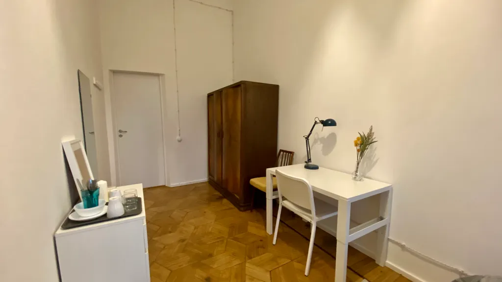 Комната с высокими потолками в центре