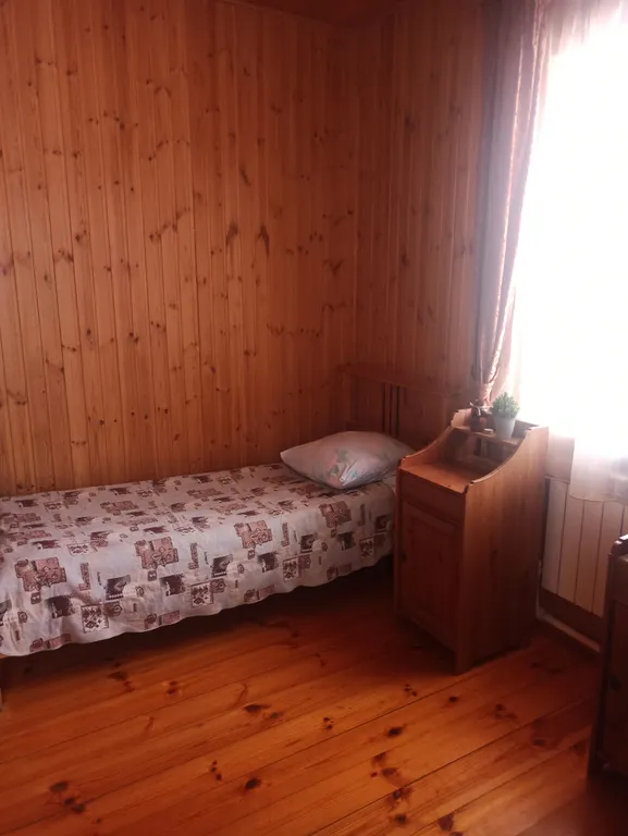 Двухэтажный дом за городом