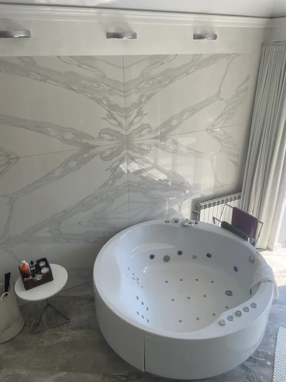 Уютный современный и стильный дом инфракрасной сауной и джакузи