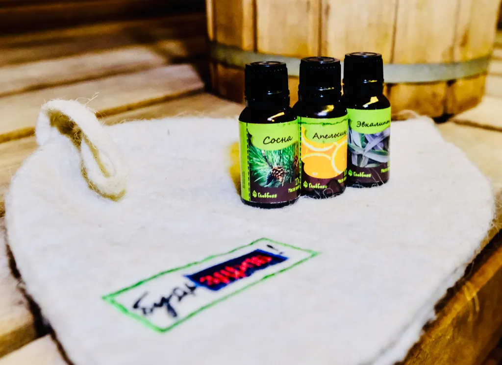 Уютный дом на берегу реки у водопада