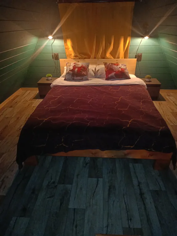 А-фрейм в лесу с баней из бревна липы и горячий чан