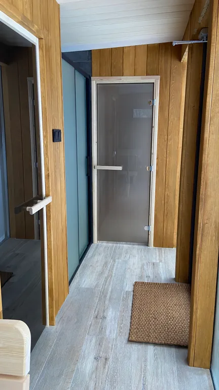 Дом с панорамными окнами и видом на лес