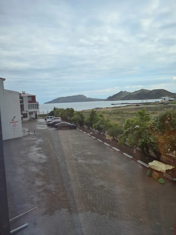 Эллинг на берегу моря