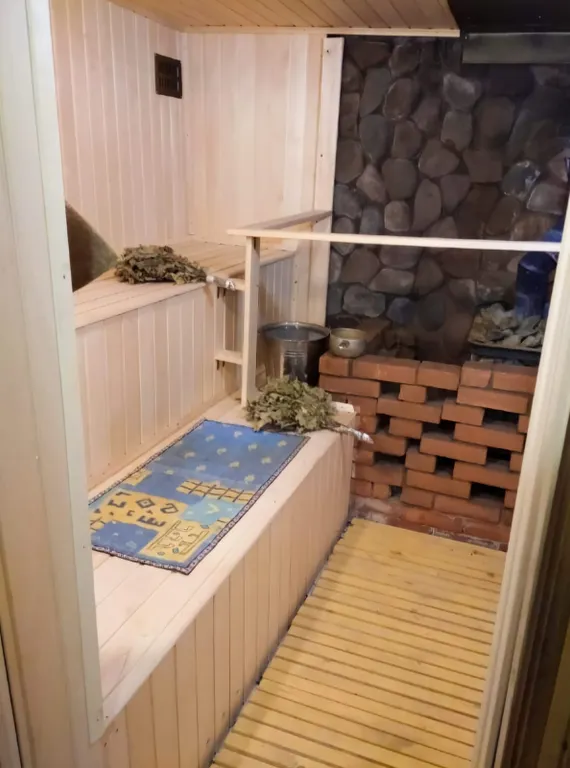 Дом в деревне с баней и камином