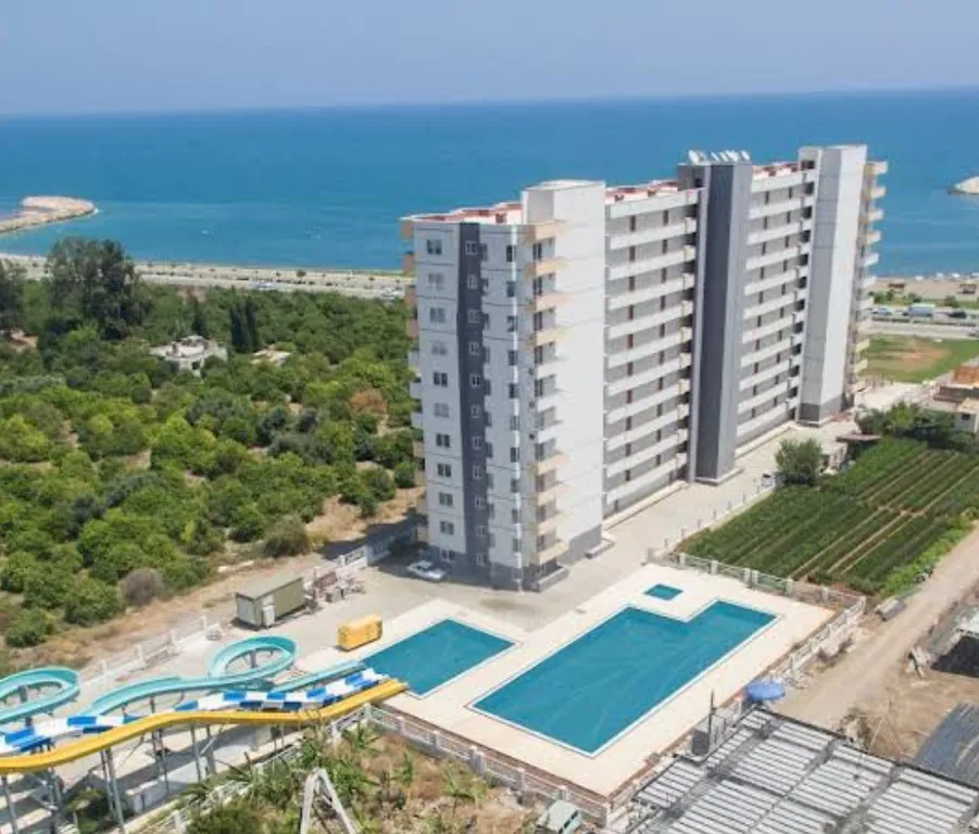 Квартира на Средиземном море с бассейном и горками